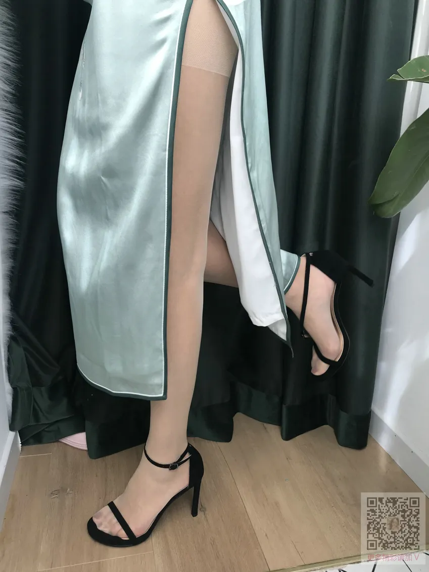 [爱美足] NO.115 Nia乔乔学姐居家性感旗袍肉丝 街拍