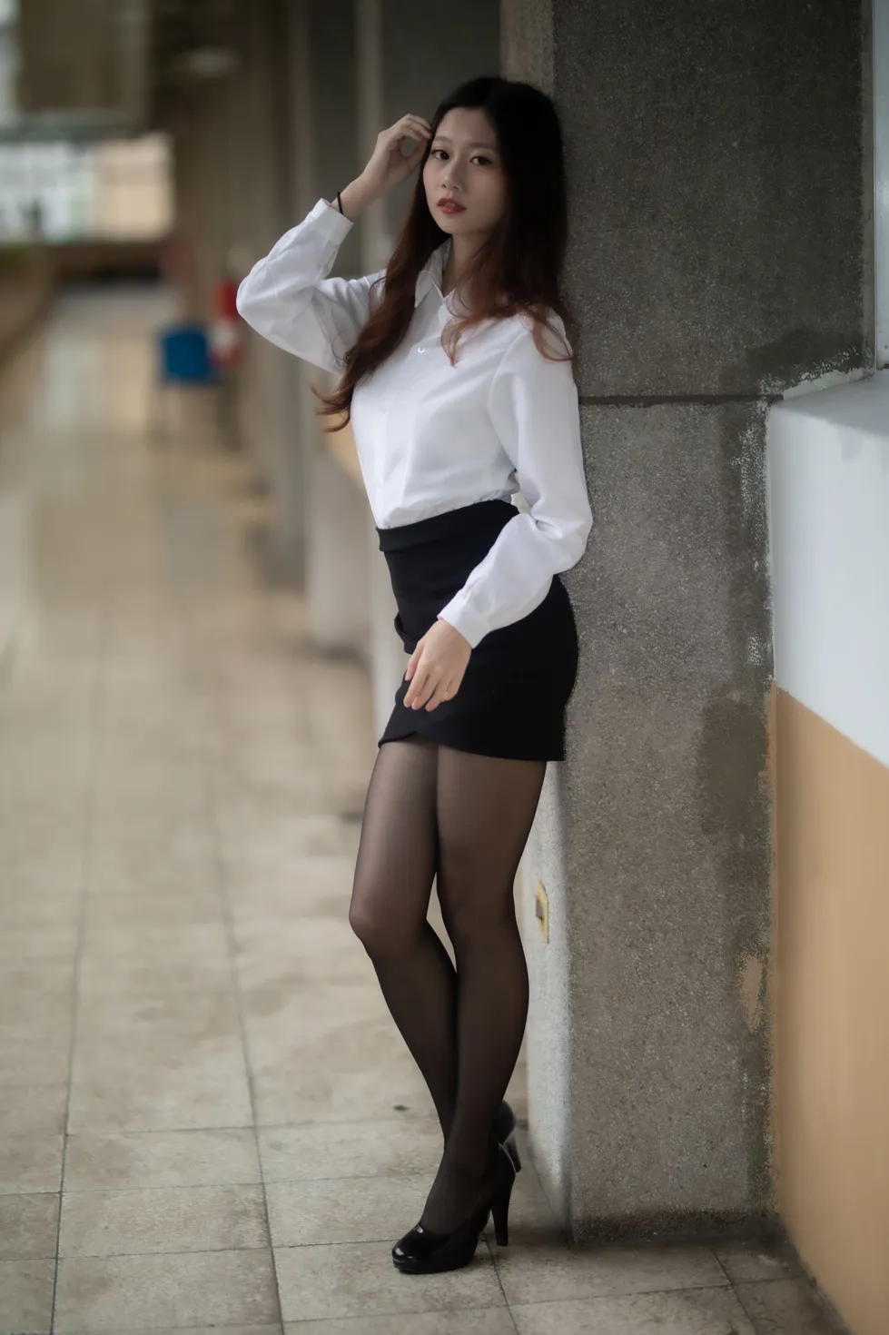 [爱美足] NO.128 Dolly Liu OL黑丝高跟美腿 街拍