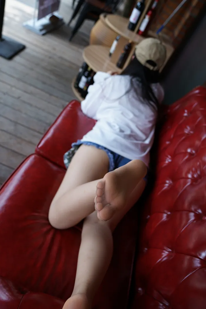 [爱美足] NO.004 大大咧咧的东北女孩浩南足底超嫩足底 街拍#[61P]-13