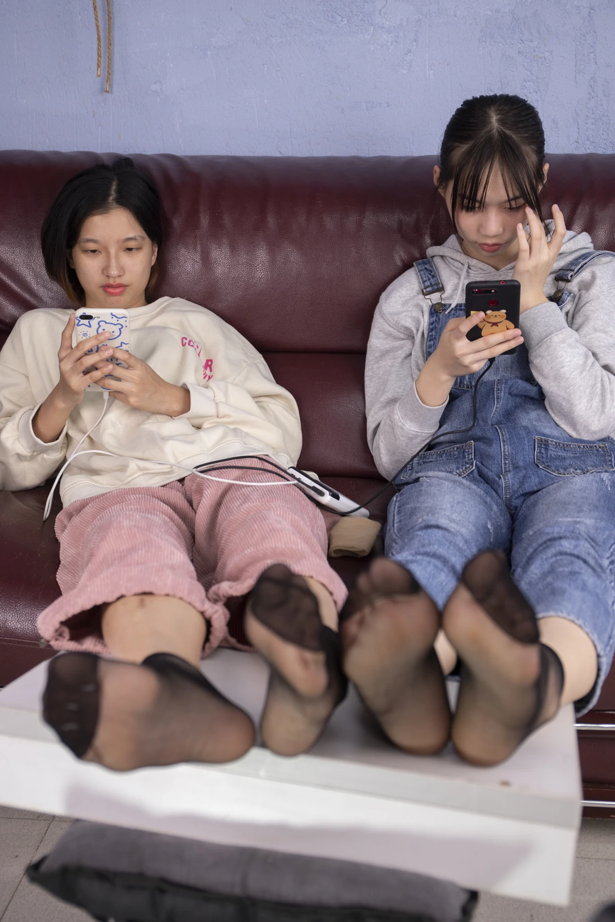 [爱美足] NO.016 小韵和晓晓秀黑丝美脚，大脚踩小脚，脚对脚展示 南国足艺#[102P]-14