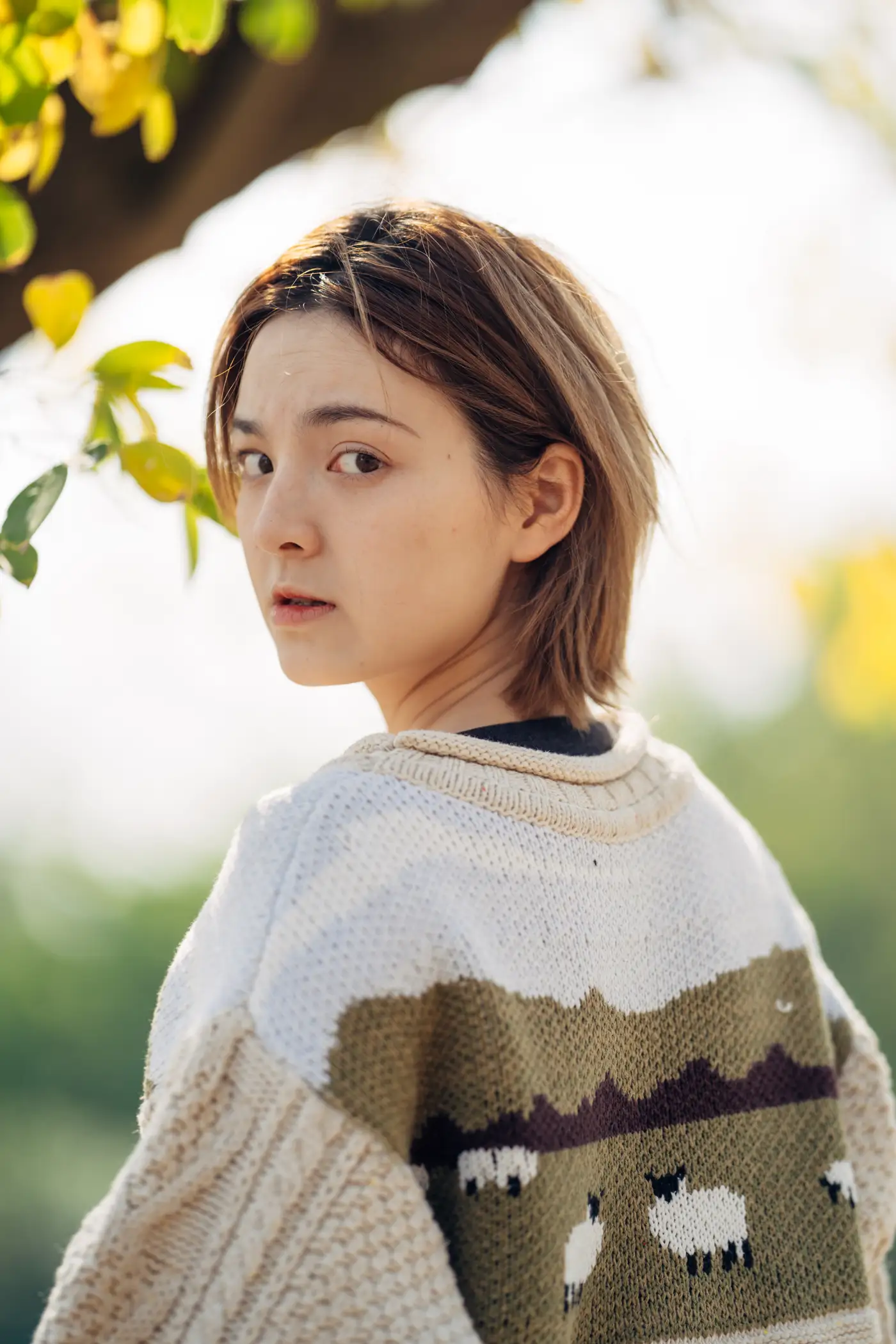 [艺图语] 2022.01.25 Vol.706 – 暖冬银杏，18岁的素颜女孩 dudu#[35P]-6
