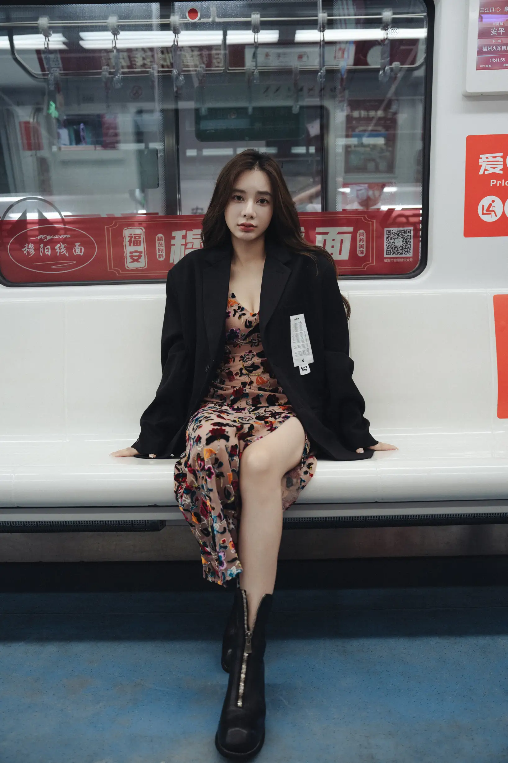 [艺图语] 2022.08.05 Vol.1630 – 落寞地铁 姝雯同学#[41P]-5