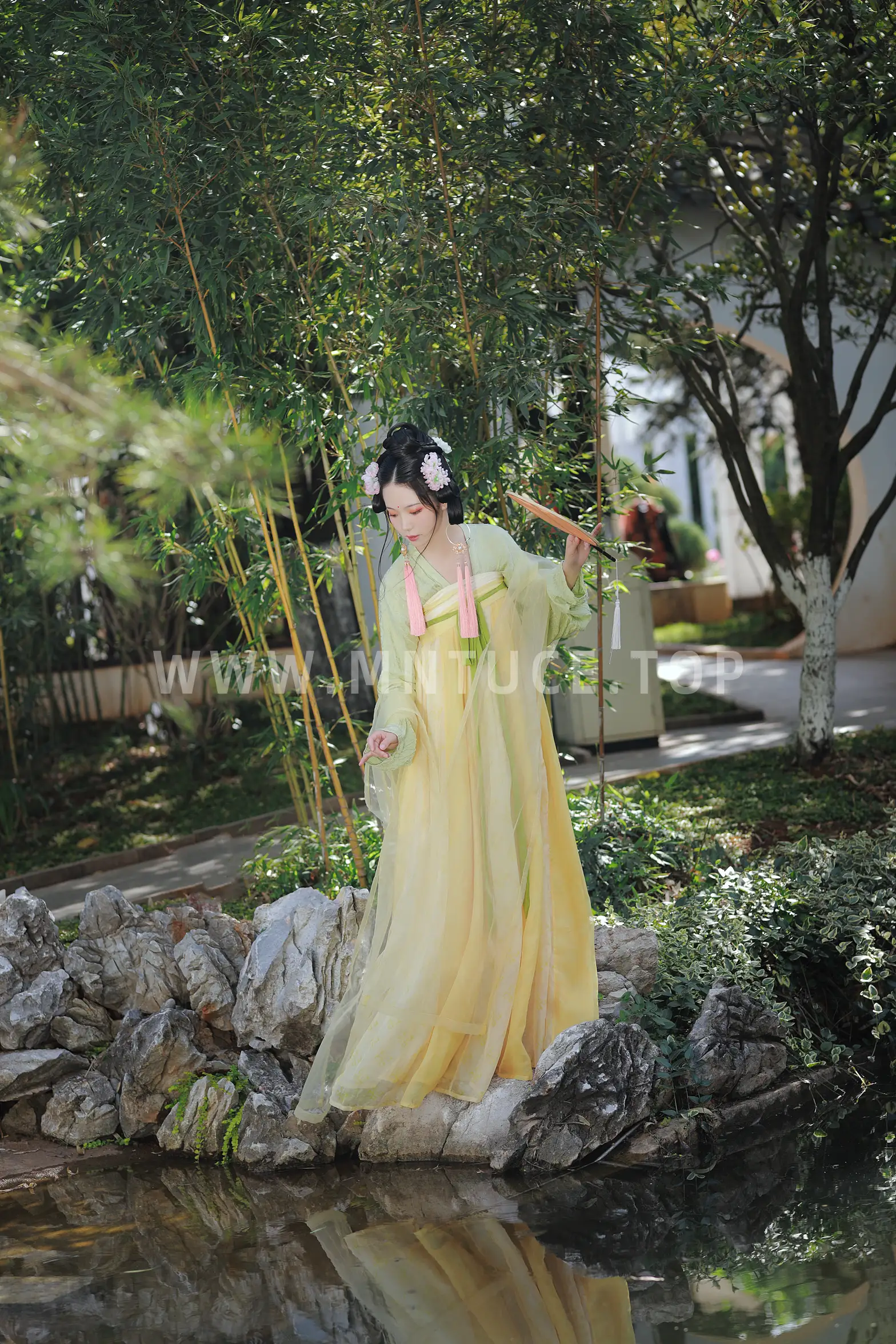 [艺图语] 2022.09.08 Vol.1903 – 若无闲事挂心头 落花人独立#[33P]-18